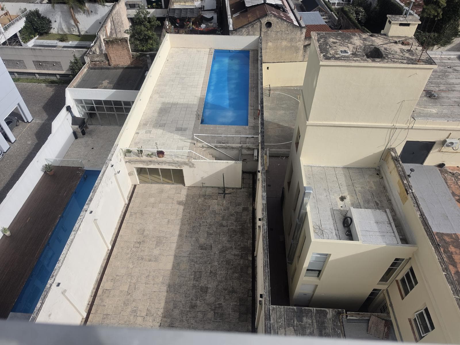 2-room apartment for rent, suitable for professionals, with balcony, covered parking, and amenities in Caballito