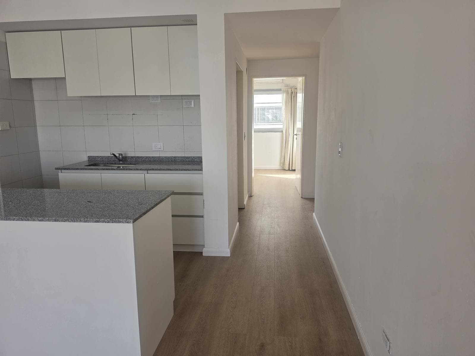 2-room apartment for rent, suitable for professionals, with balcony, covered parking, and amenities in Caballito
