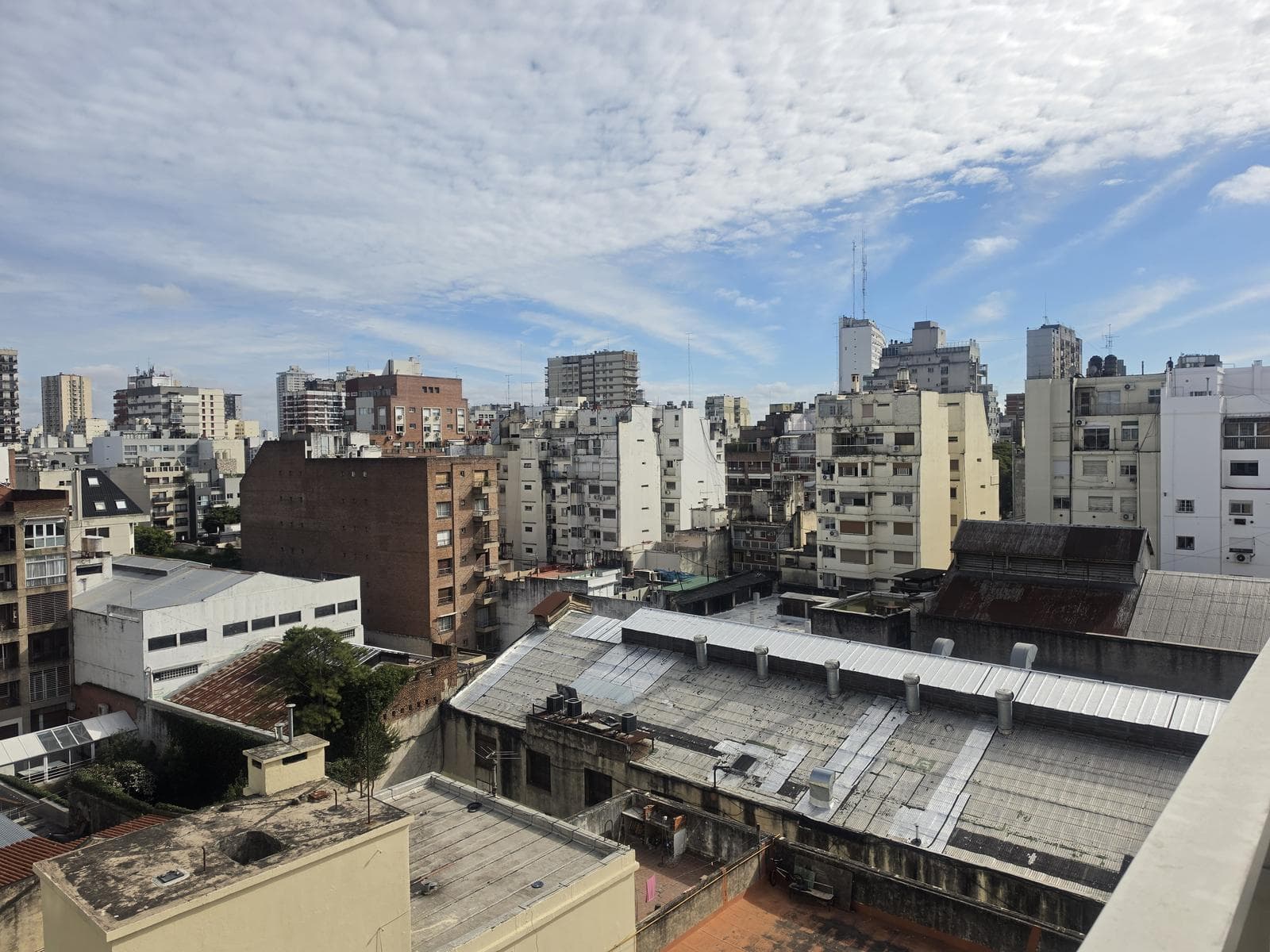 2-room apartment for rent, suitable for professionals, with balcony, covered parking, and amenities in Caballito