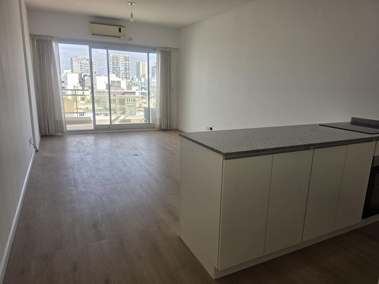 2-room apartment for rent, suitable for professionals, with balcony, covered parking, and amenities in Caballito