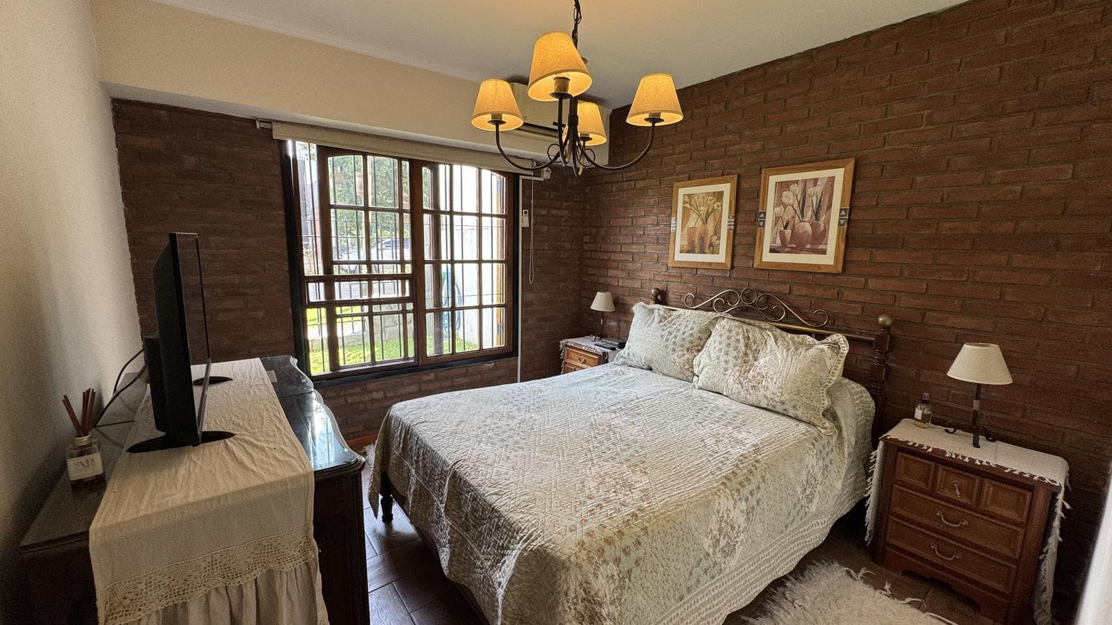 House for sale in Ituzaingó Norte: 4 rooms, with garage; mortgage financing available