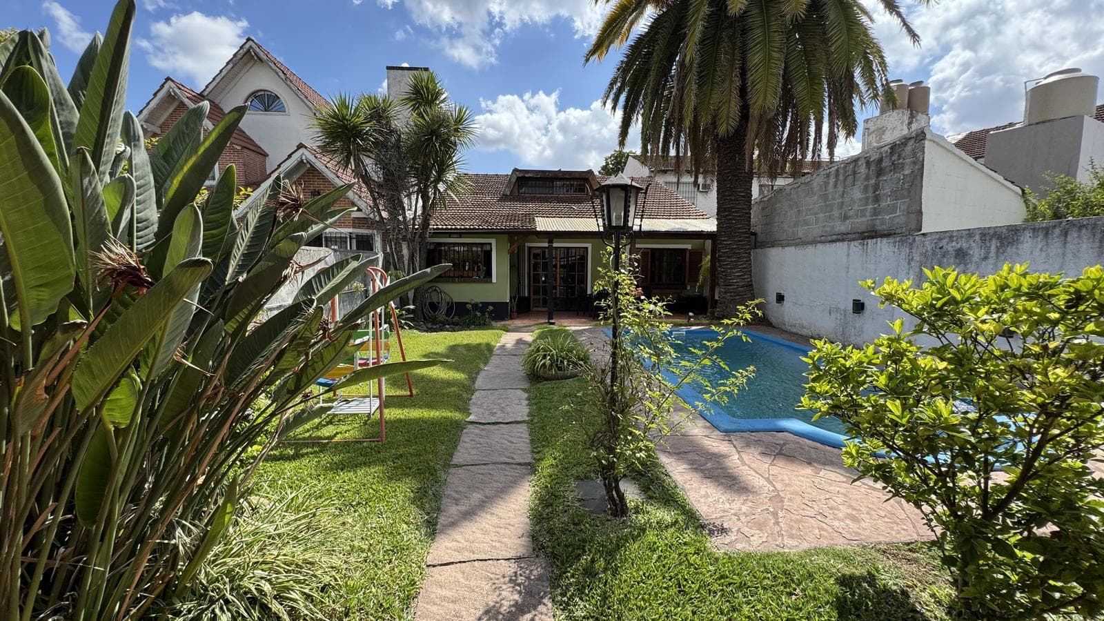 House for sale in Ituzaingó Norte: 4 rooms, with garage; mortgage financing available