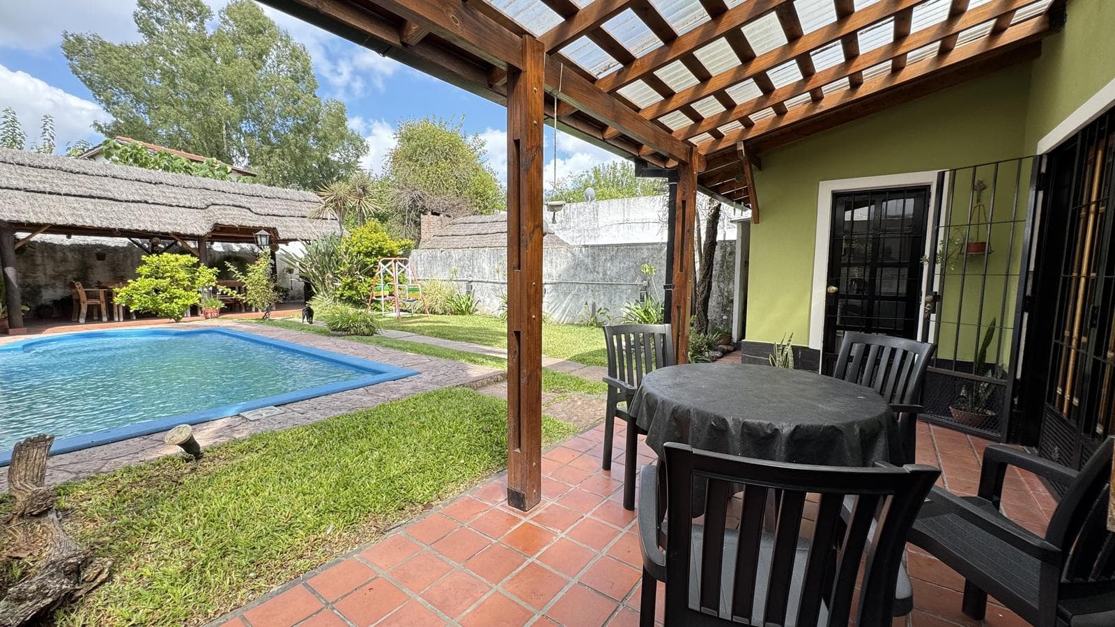 House for sale in Ituzaingó Norte: 4 rooms, with garage; mortgage financing available