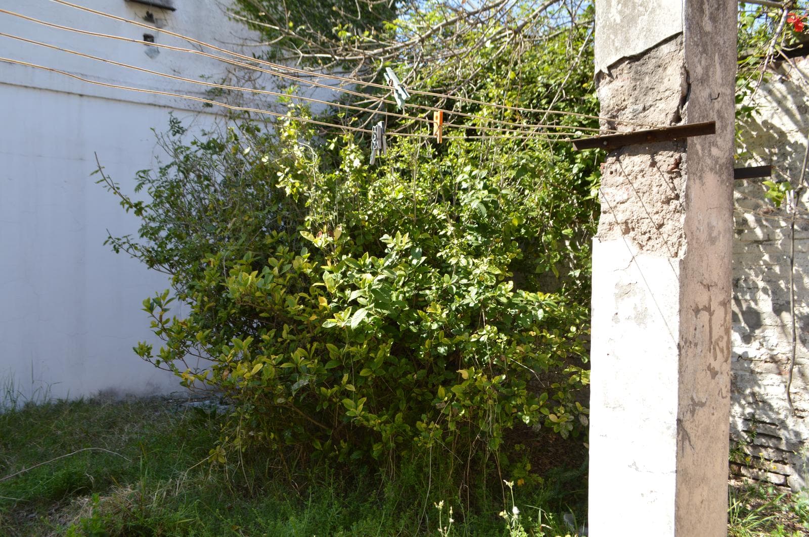 House for Sale in Castelar in Need of Renovation, Excellent Location