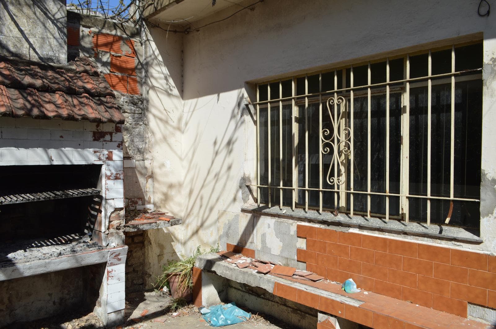 House for Sale in Castelar in Need of Renovation, Excellent Location