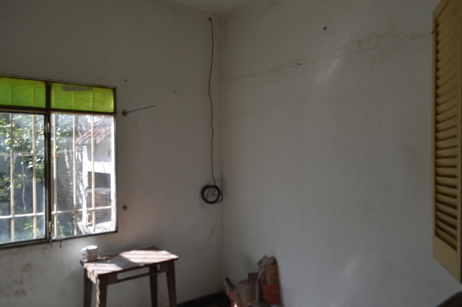 House for Sale in Castelar in Need of Renovation, Excellent Location