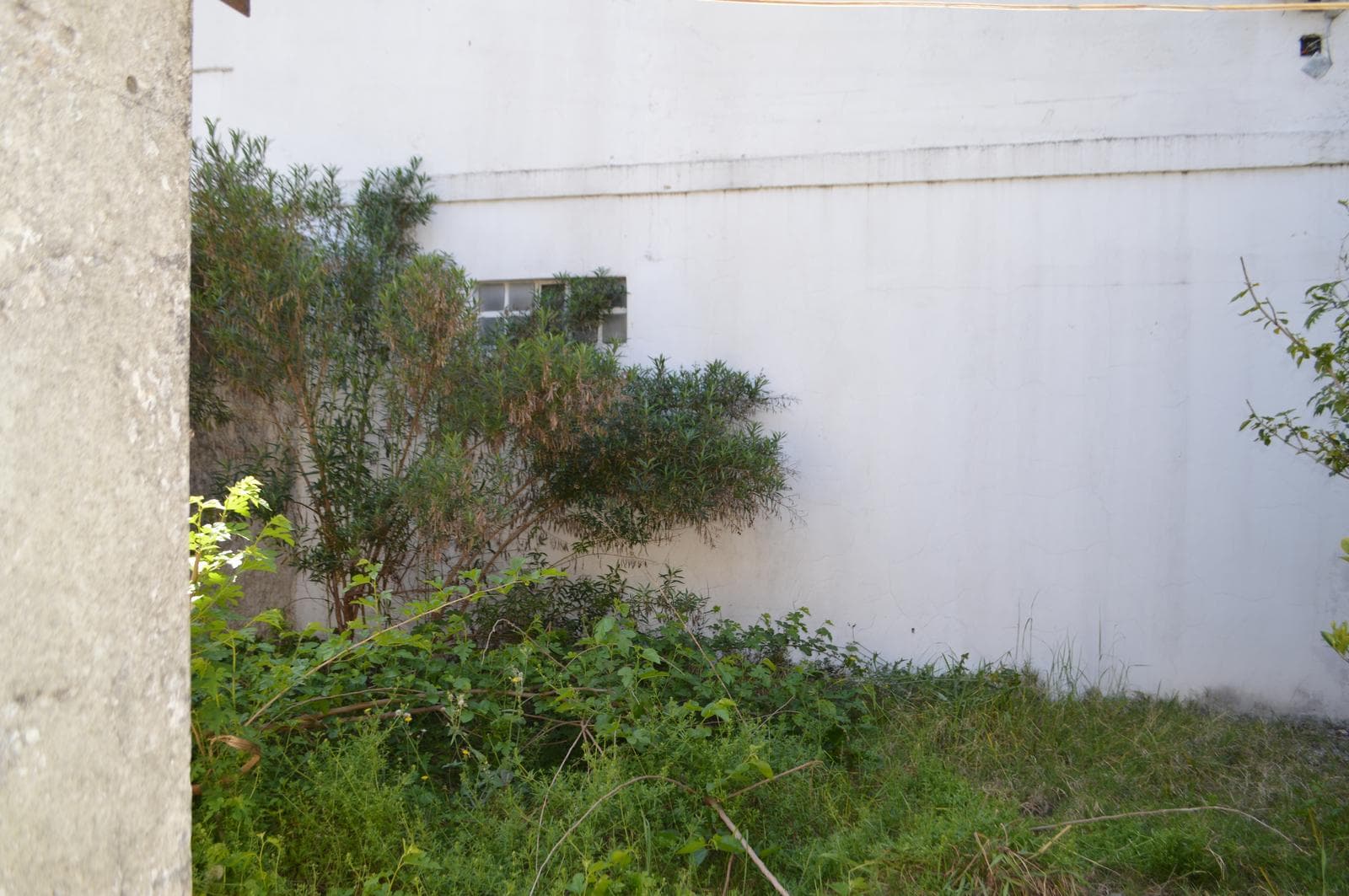 House for Sale in Castelar in Need of Renovation, Excellent Location