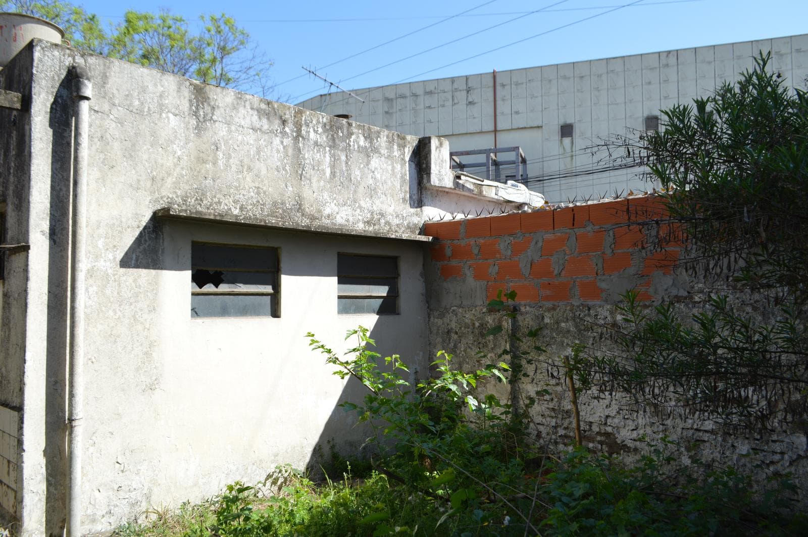 House for Sale in Castelar in Need of Renovation, Excellent Location