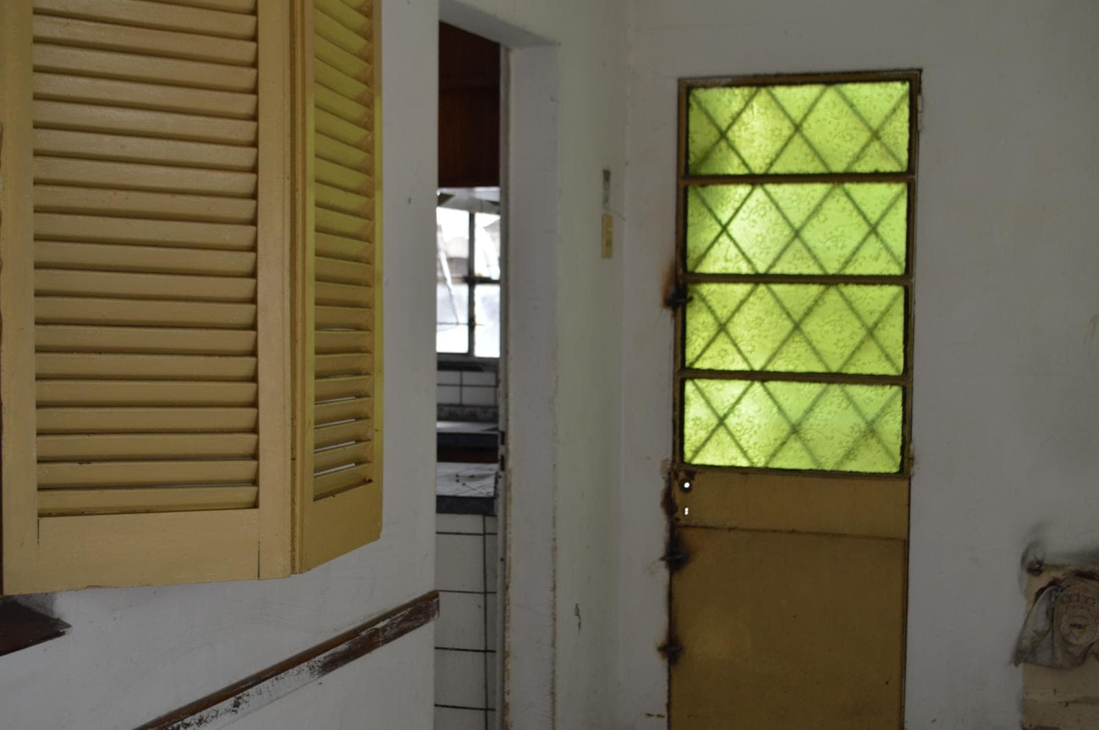 House for Sale in Castelar in Need of Renovation, Excellent Location
