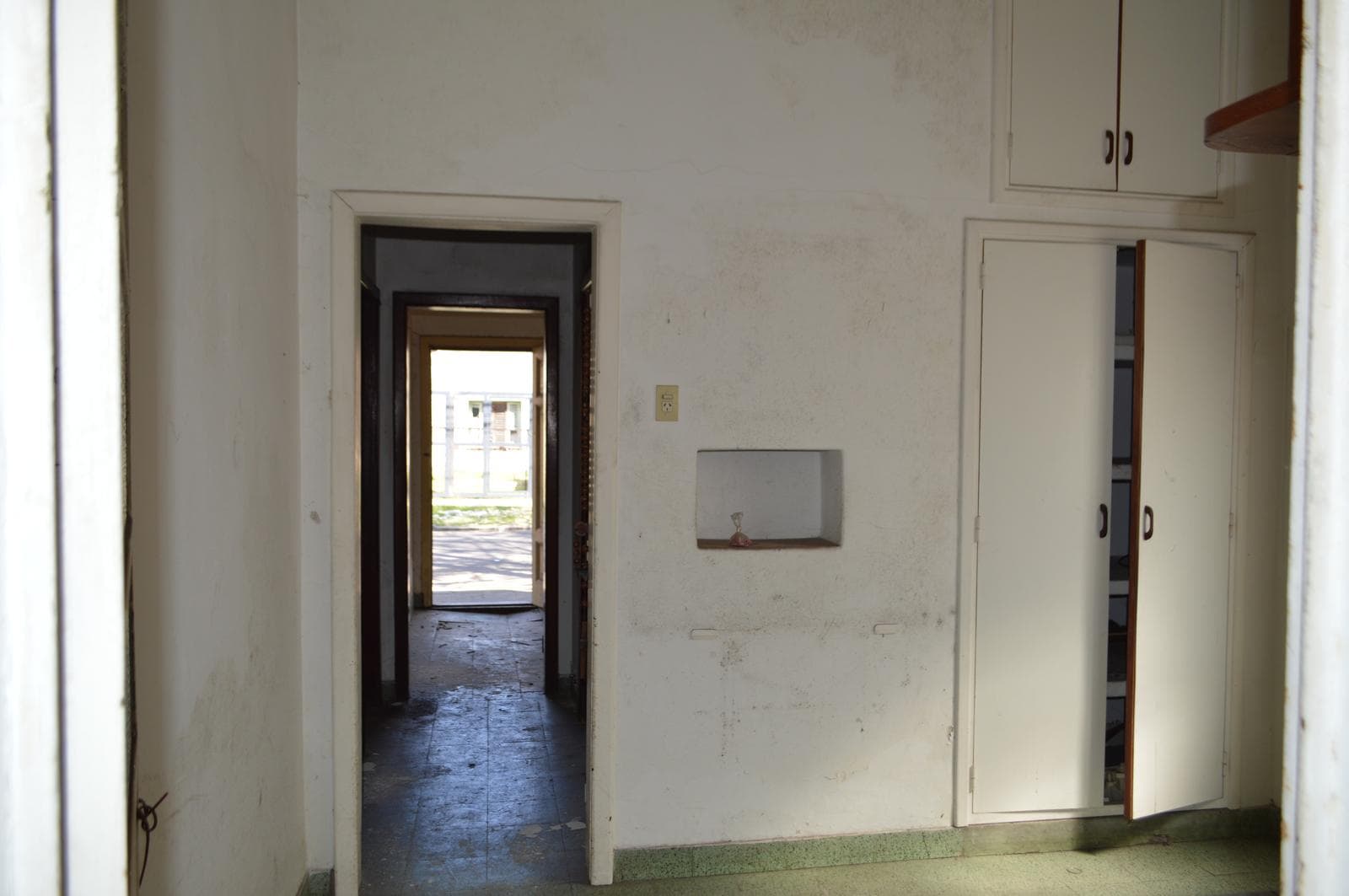 House for Sale in Castelar in Need of Renovation, Excellent Location
