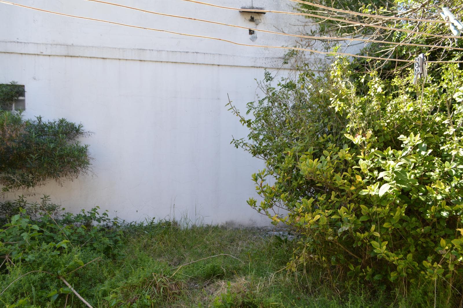 House for Sale in Castelar in Need of Renovation, Excellent Location