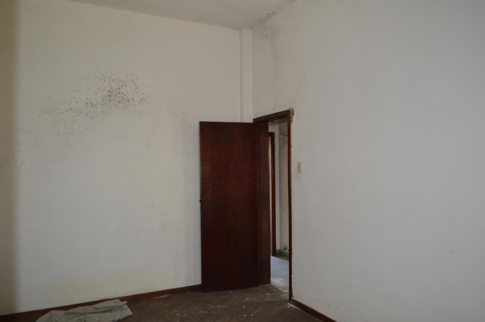 House for Sale in Castelar in Need of Renovation, Excellent Location
