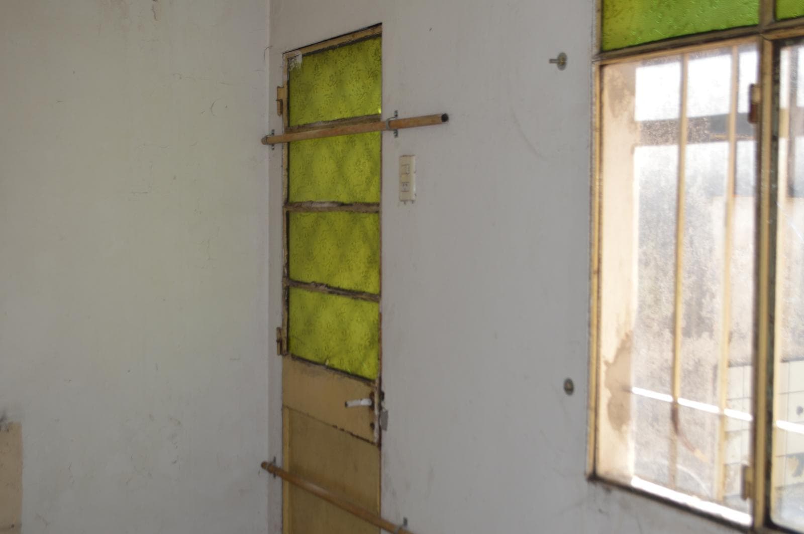 House for Sale in Castelar in Need of Renovation, Excellent Location