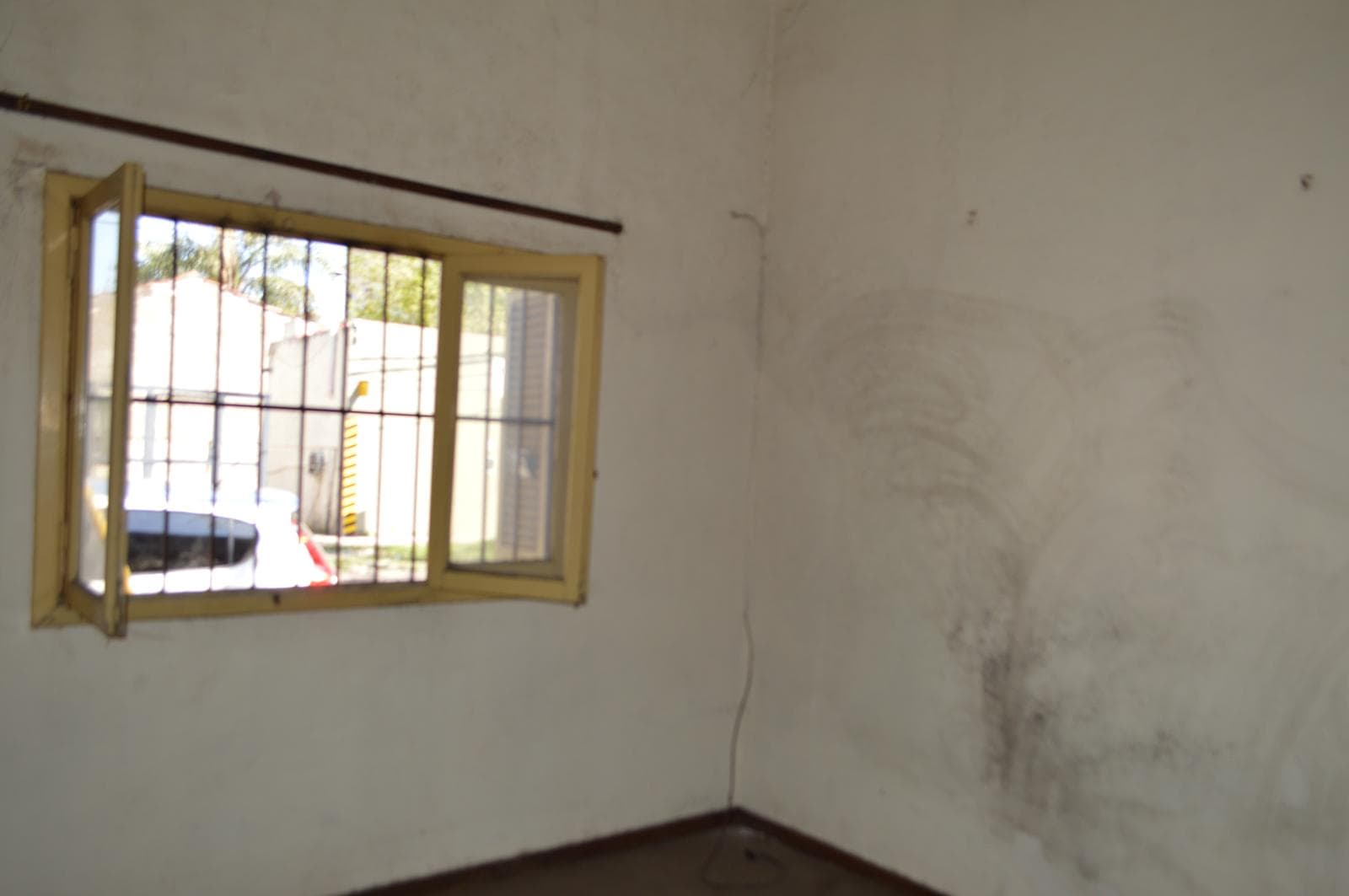 House for Sale in Castelar in Need of Renovation, Excellent Location