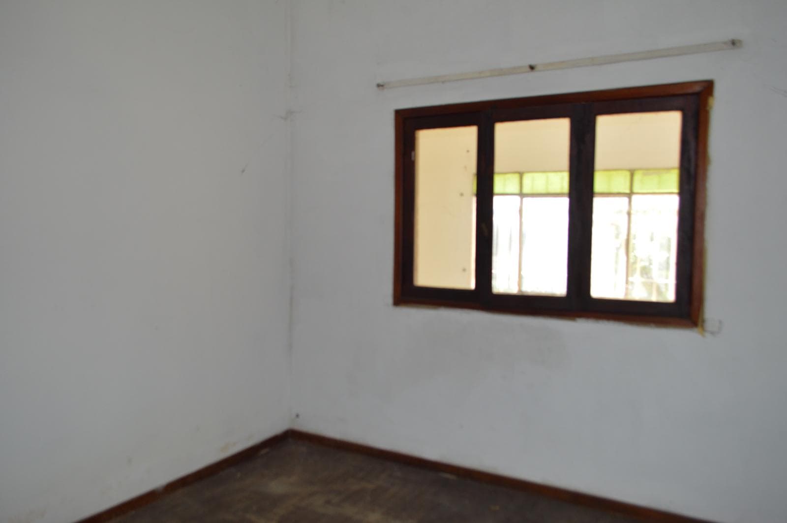 House for Sale in Castelar in Need of Renovation, Excellent Location