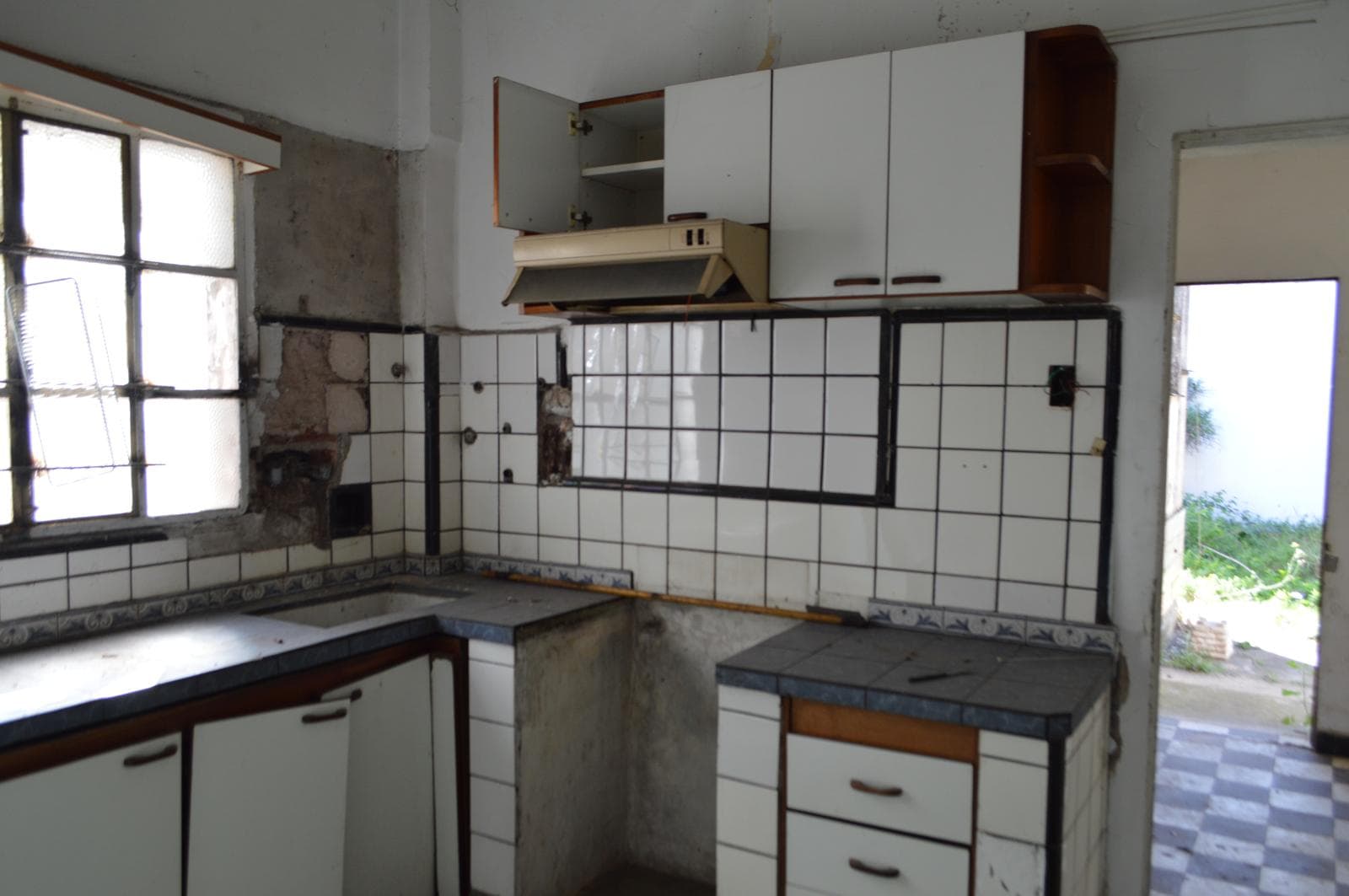 House for Sale in Castelar in Need of Renovation, Excellent Location