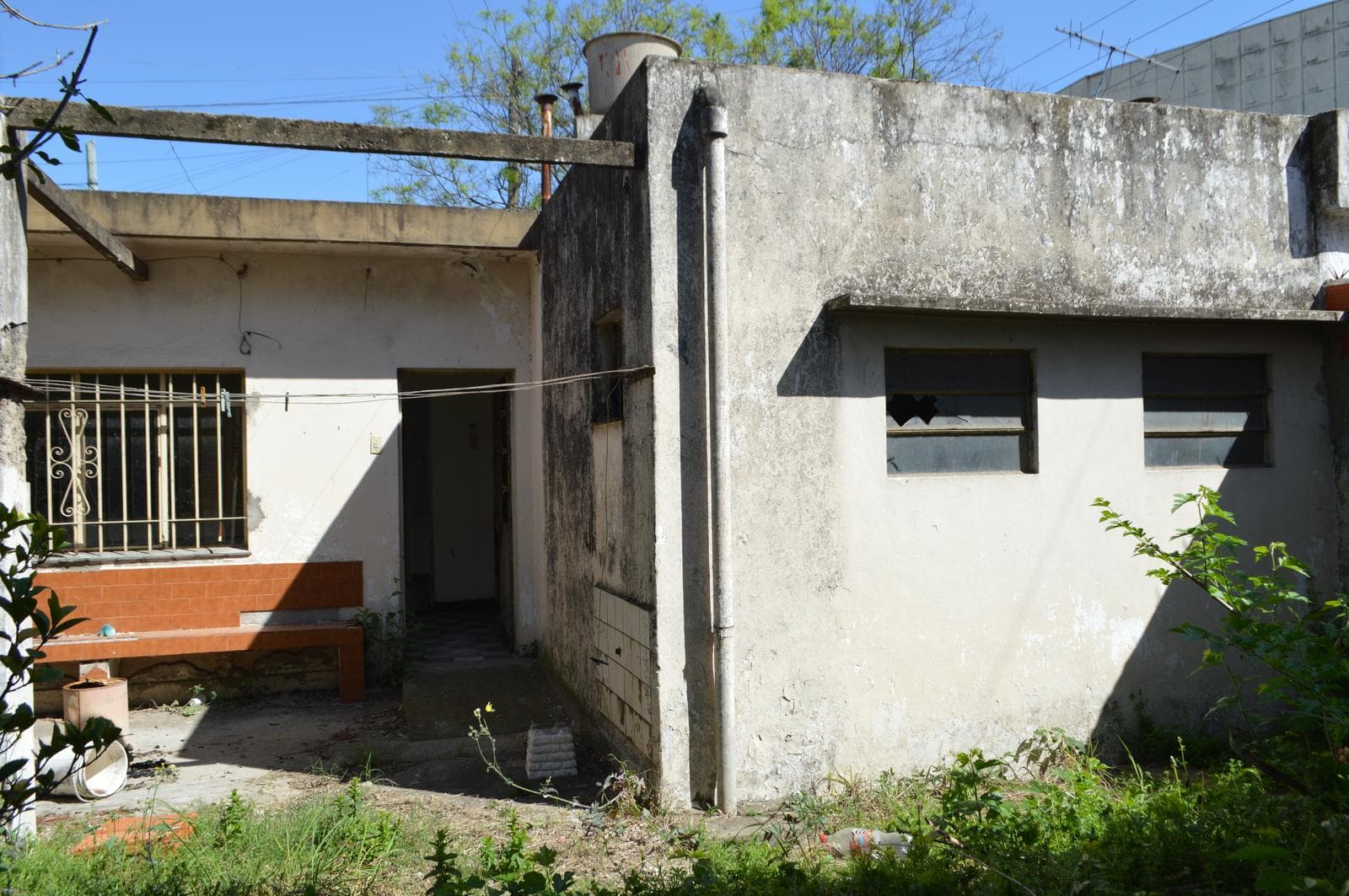 House for Sale in Castelar in Need of Renovation, Excellent Location