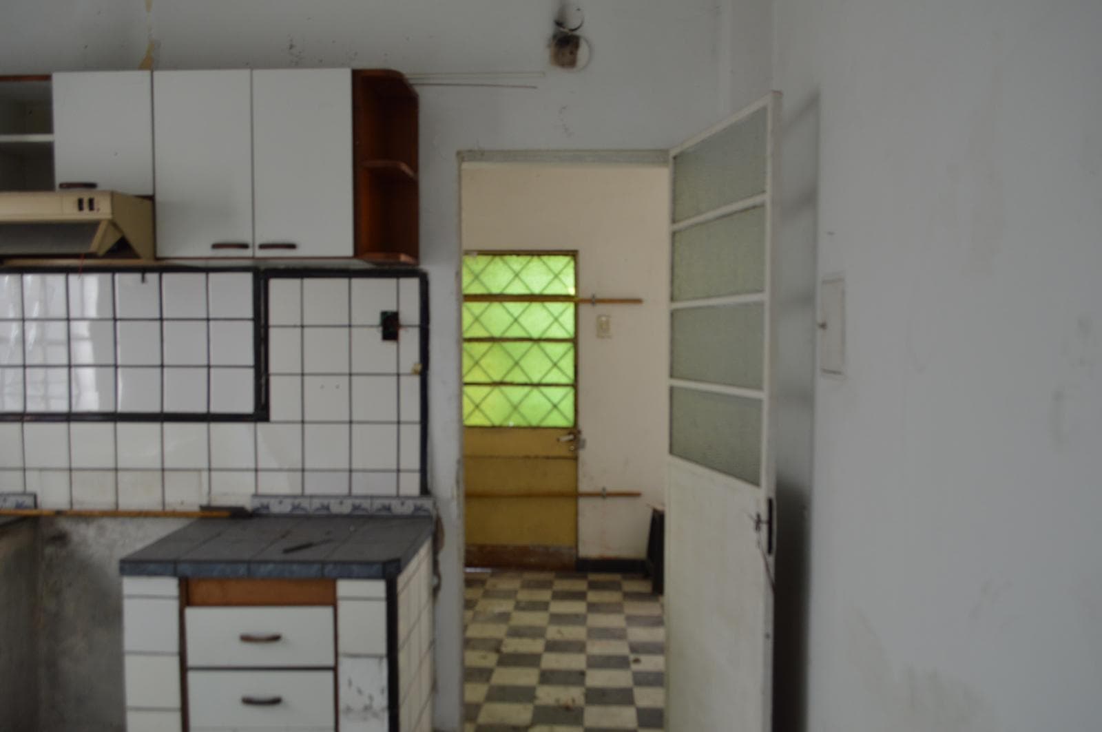 House for Sale in Castelar in Need of Renovation, Excellent Location