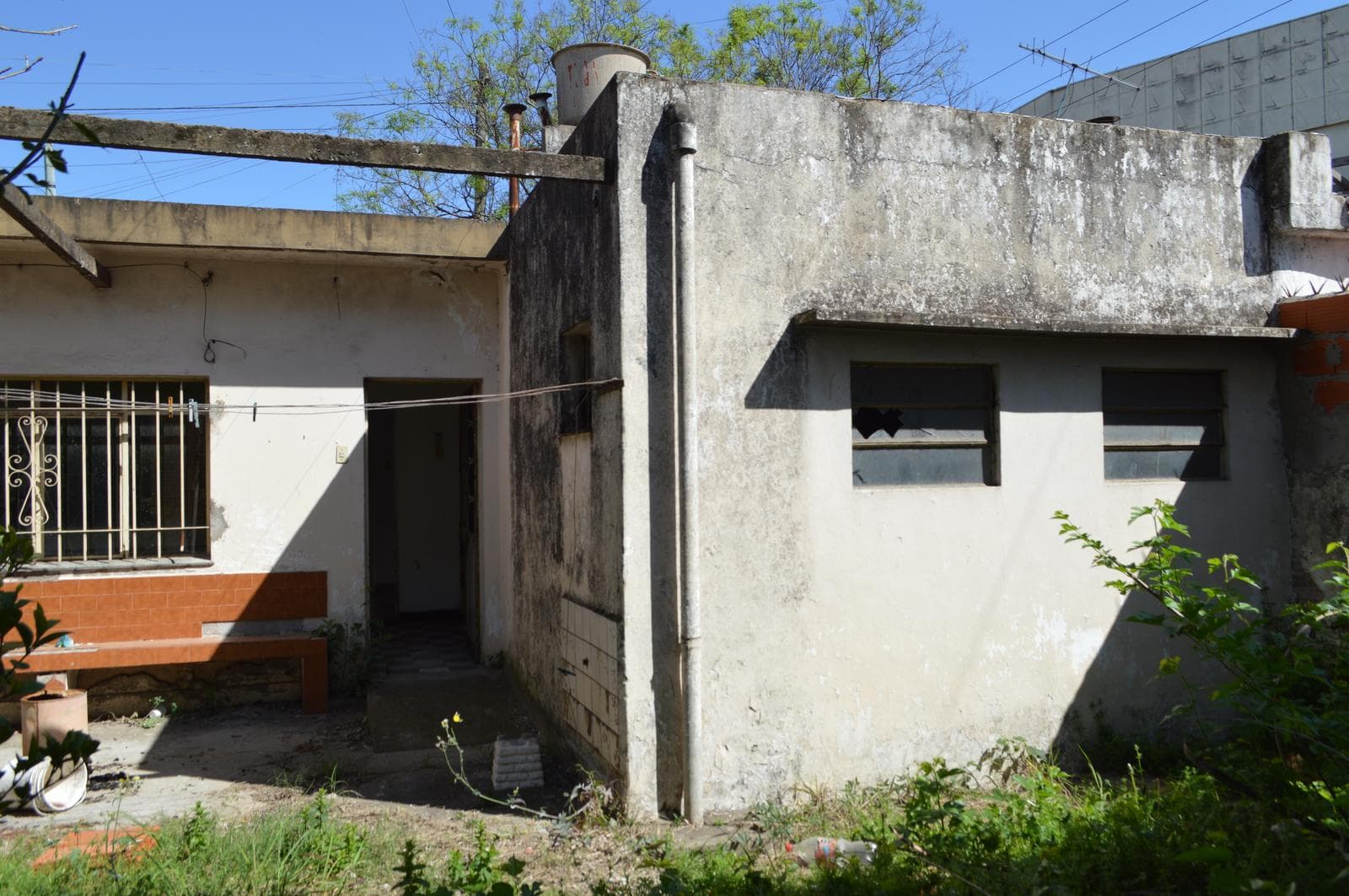 House for Sale in Castelar in Need of Renovation, Excellent Location