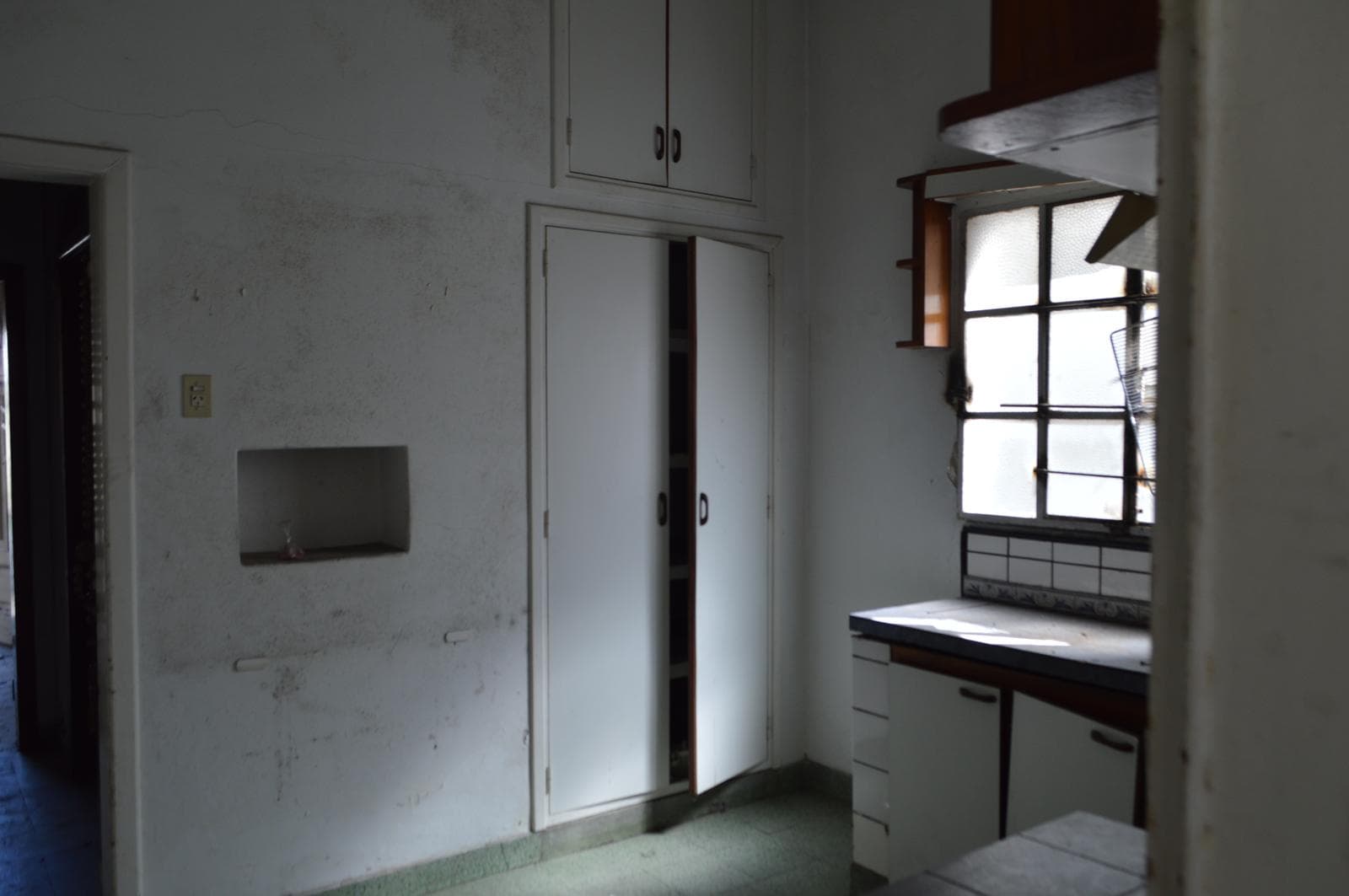 House for Sale in Castelar in Need of Renovation, Excellent Location
