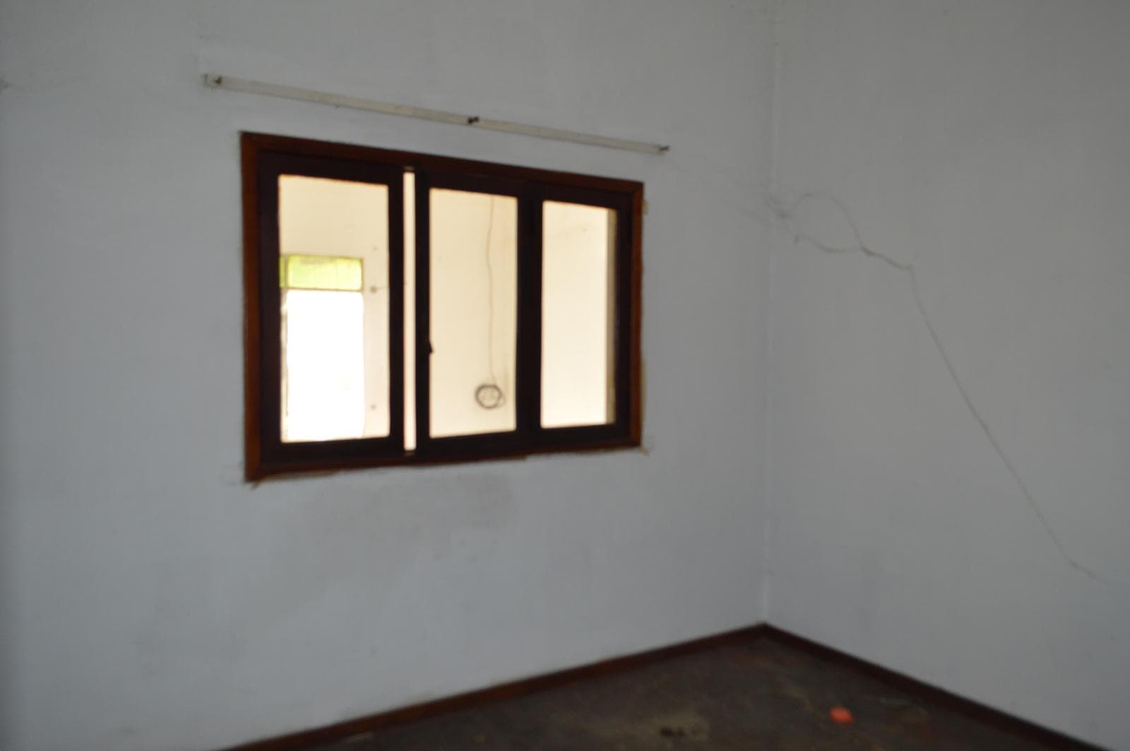 House for Sale in Castelar in Need of Renovation, Excellent Location