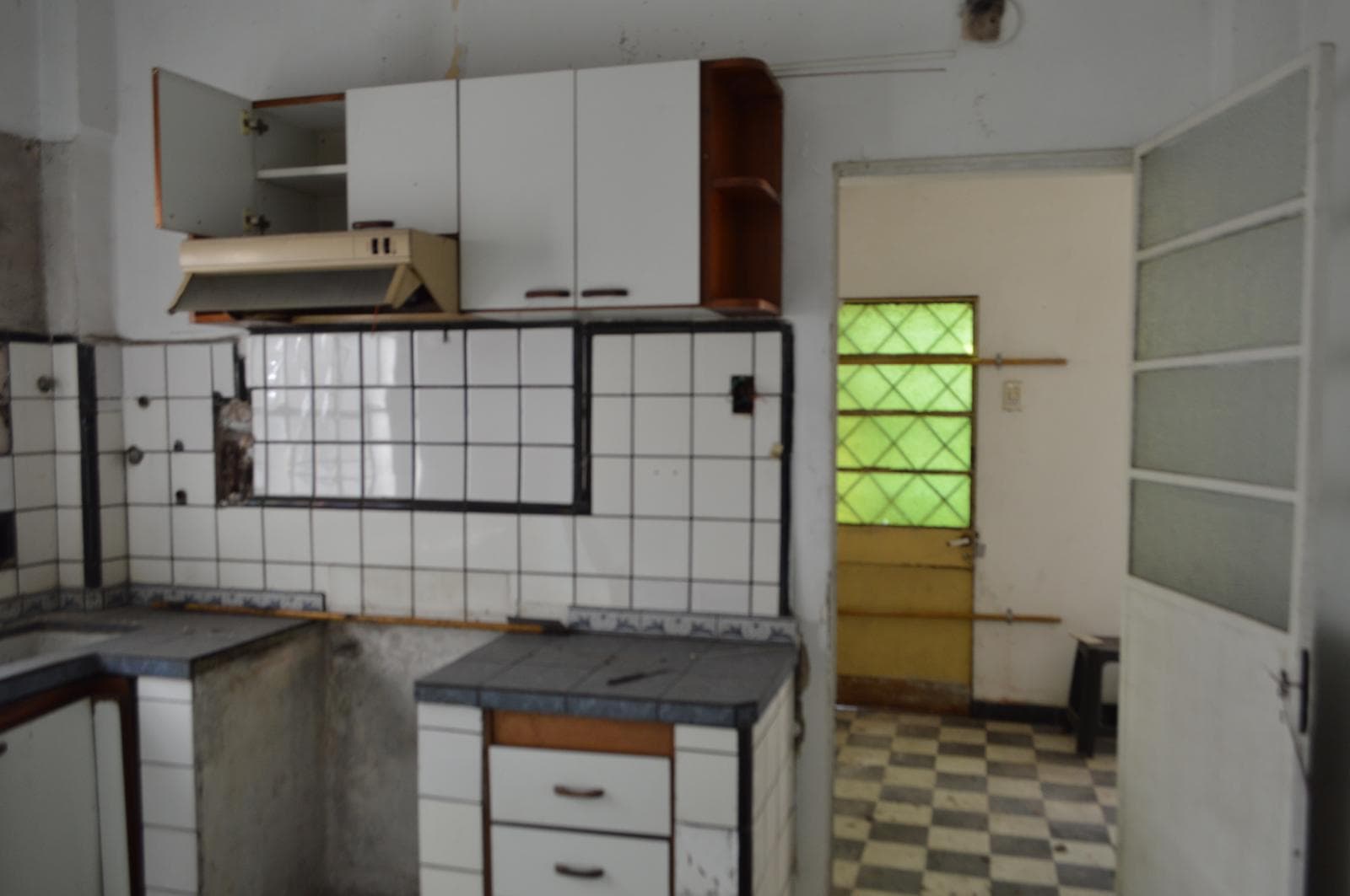 House for Sale in Castelar in Need of Renovation, Excellent Location