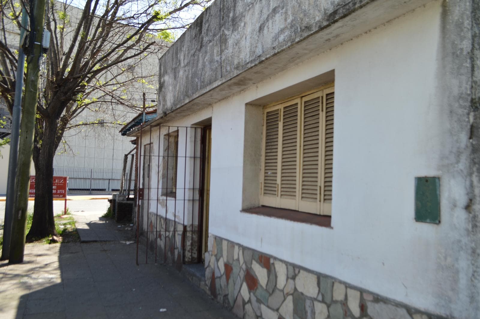House for Sale in Castelar in Need of Renovation, Excellent Location