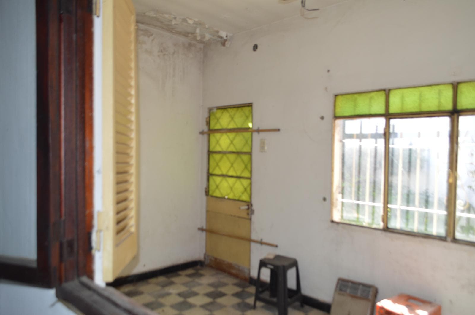 House for Sale in Castelar in Need of Renovation, Excellent Location