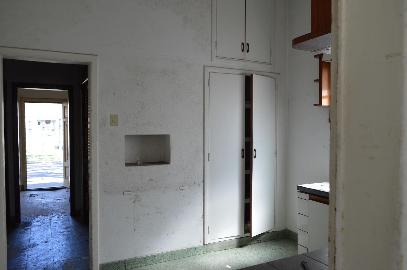 House for Sale in Castelar in Need of Renovation, Excellent Location