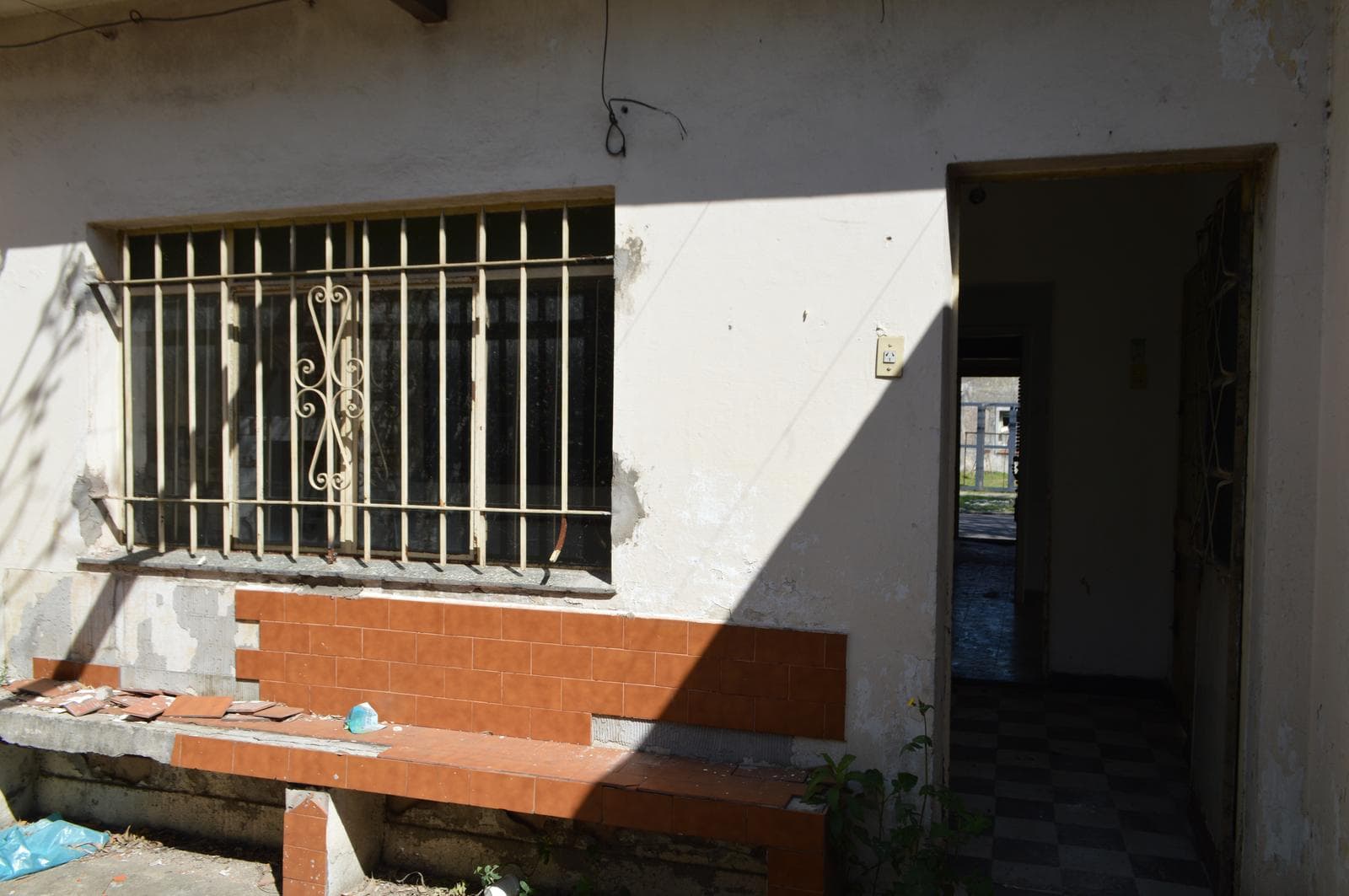 House for Sale in Castelar in Need of Renovation, Excellent Location