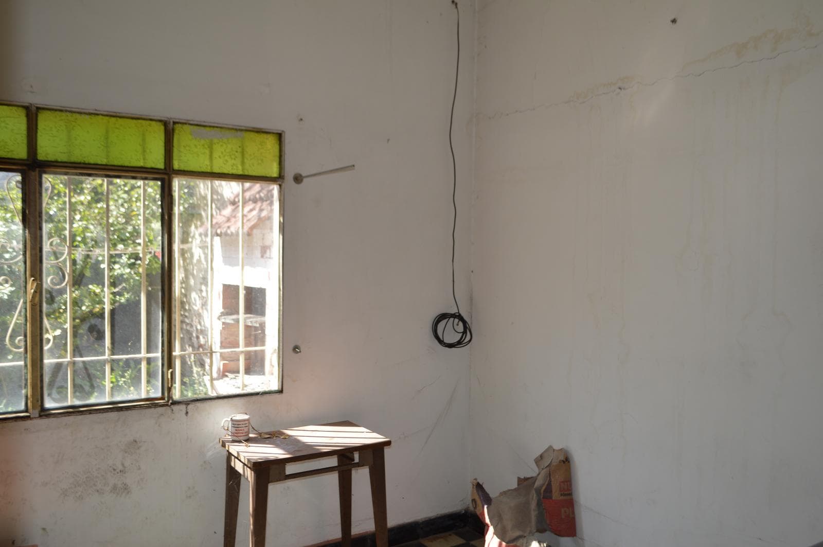 House for Sale in Castelar in Need of Renovation, Excellent Location