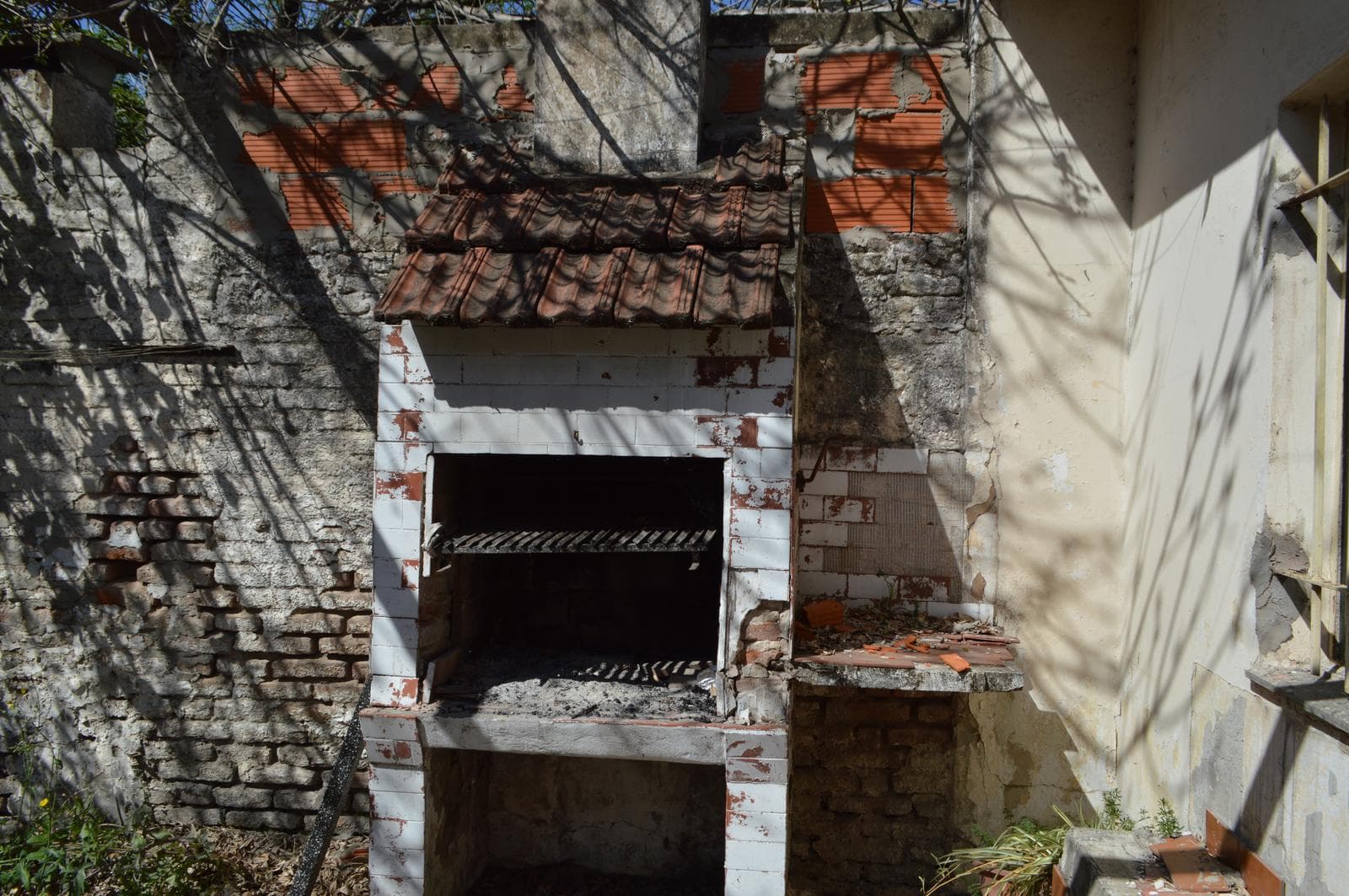 House for Sale in Castelar in Need of Renovation, Excellent Location