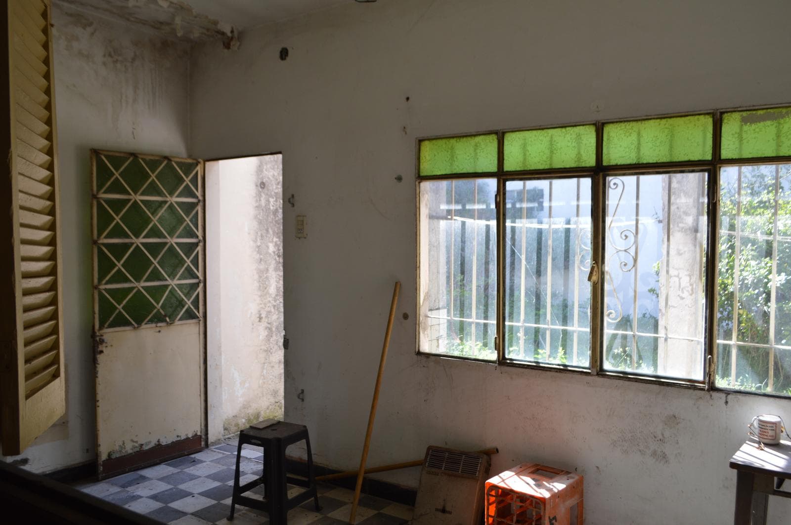 House for Sale in Castelar in Need of Renovation, Excellent Location
