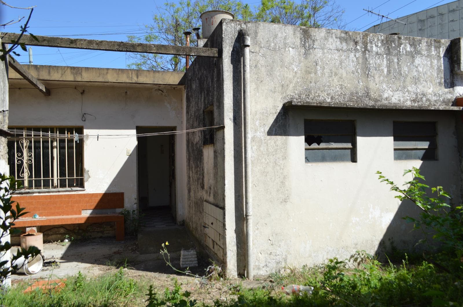 House for Sale in Castelar in Need of Renovation, Excellent Location