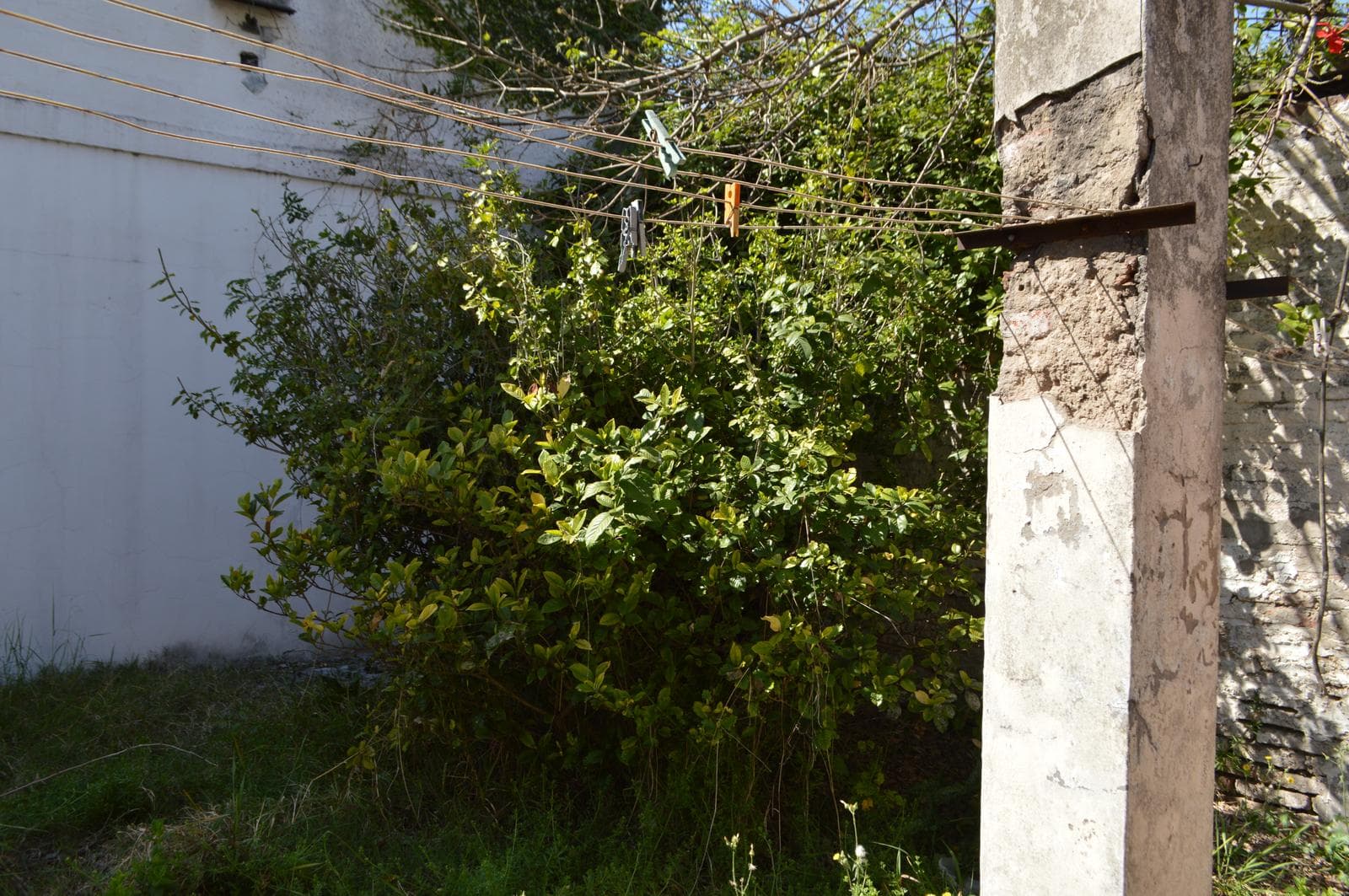 House for Sale in Castelar in Need of Renovation, Excellent Location