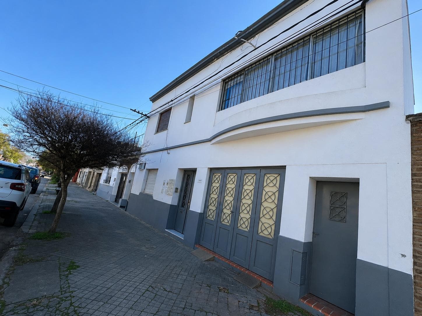 4-BEDROOM HOUSE FOR SALE, WITH A DRY PATIO, BARBECUE AREA, AND GARAGE; CONDITION: LIKE NEW; SWISS-STYLE FIREPLACE