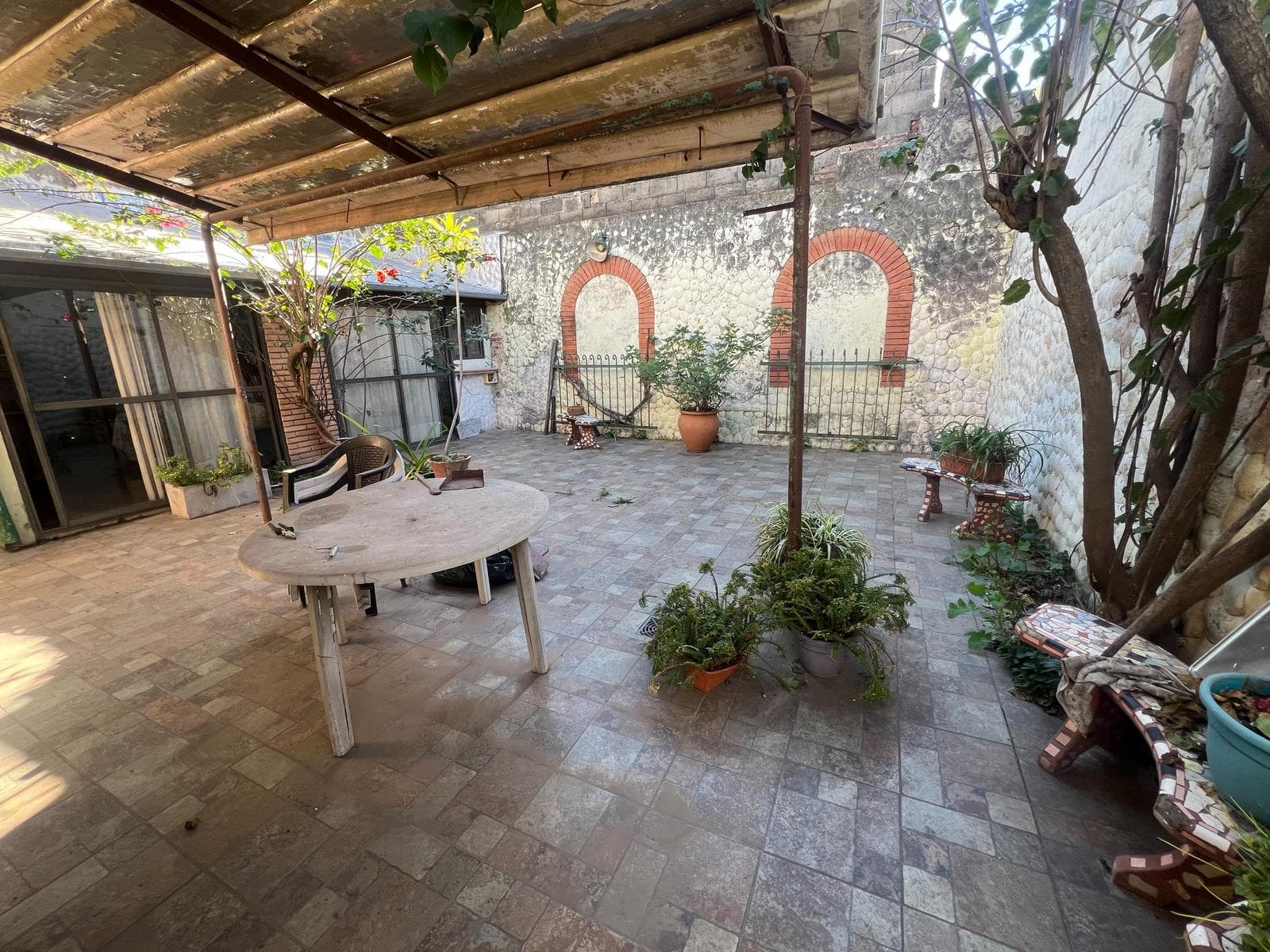 4-BEDROOM HOUSE FOR SALE, WITH A DRY PATIO, BARBECUE AREA, AND GARAGE; CONDITION: LIKE NEW; SWISS-STYLE FIREPLACE