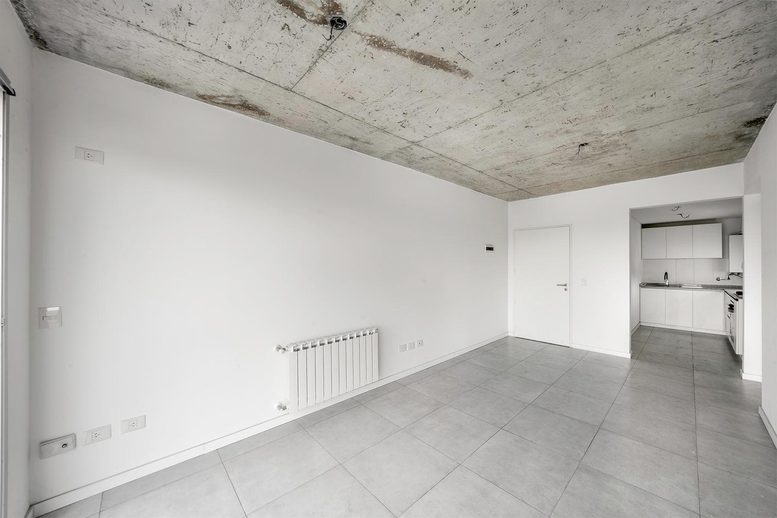 Two-room apartment with a balcony and garage available for short-term rent in Liniers