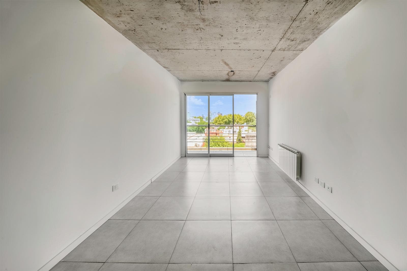 Two-room apartment with a balcony and garage available for short-term rent in Liniers