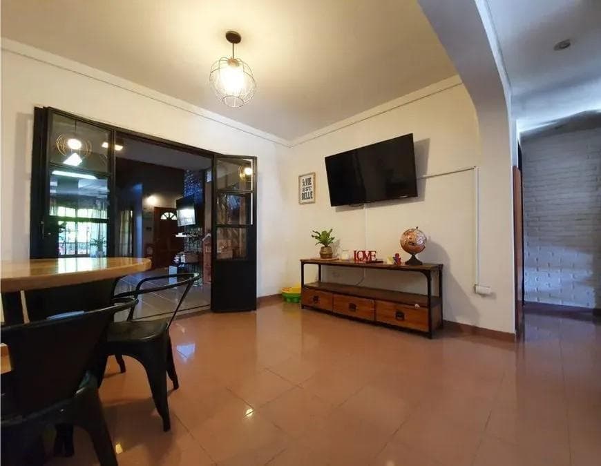 House in Ituzaingó Norte: 4 Rooms, 2 Parking Spaces, and a Pool