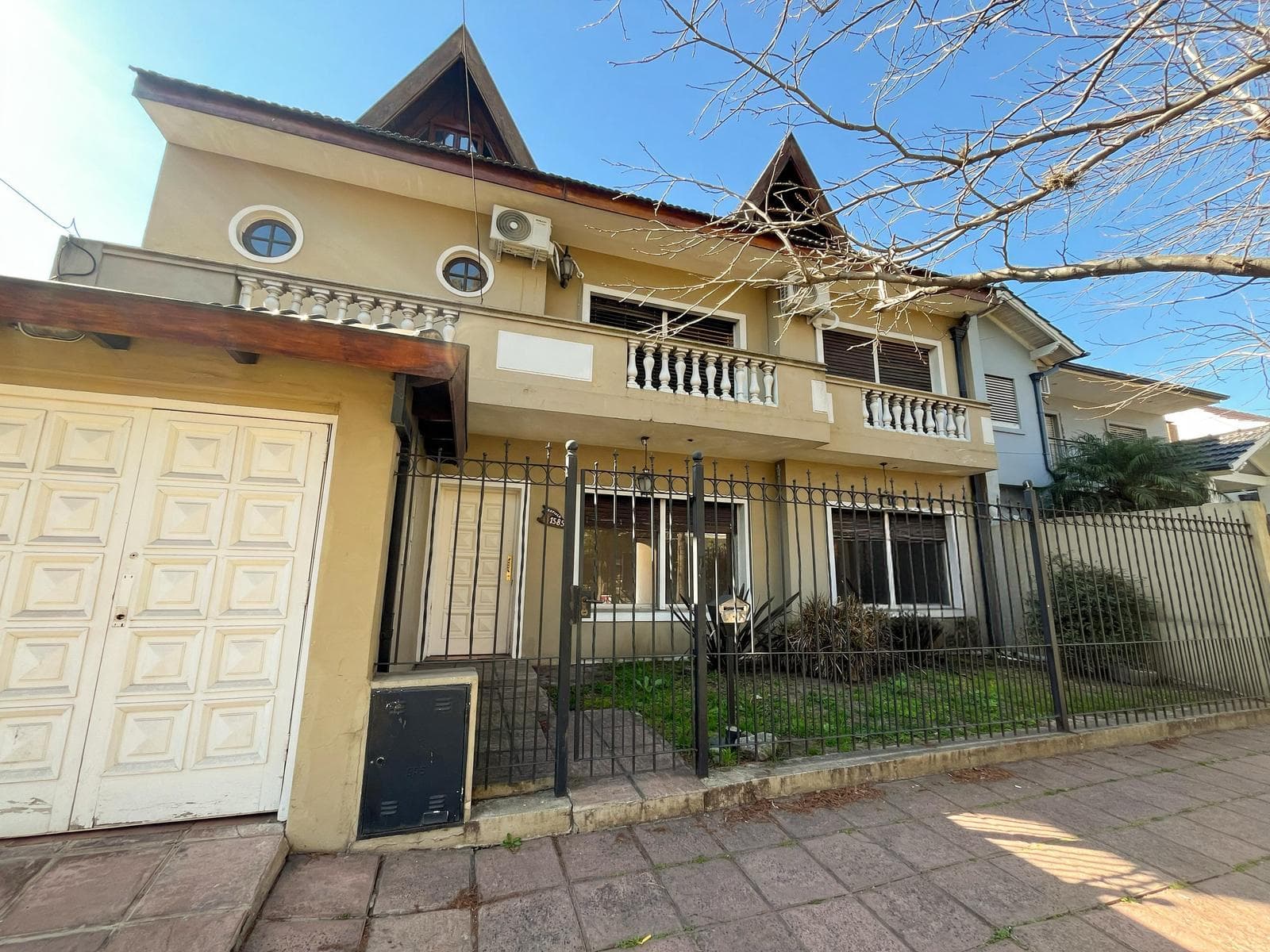 CASA VENTA 6 AMBIENTES CASTELAR NORTE JARDÍN PILETA GARAGE