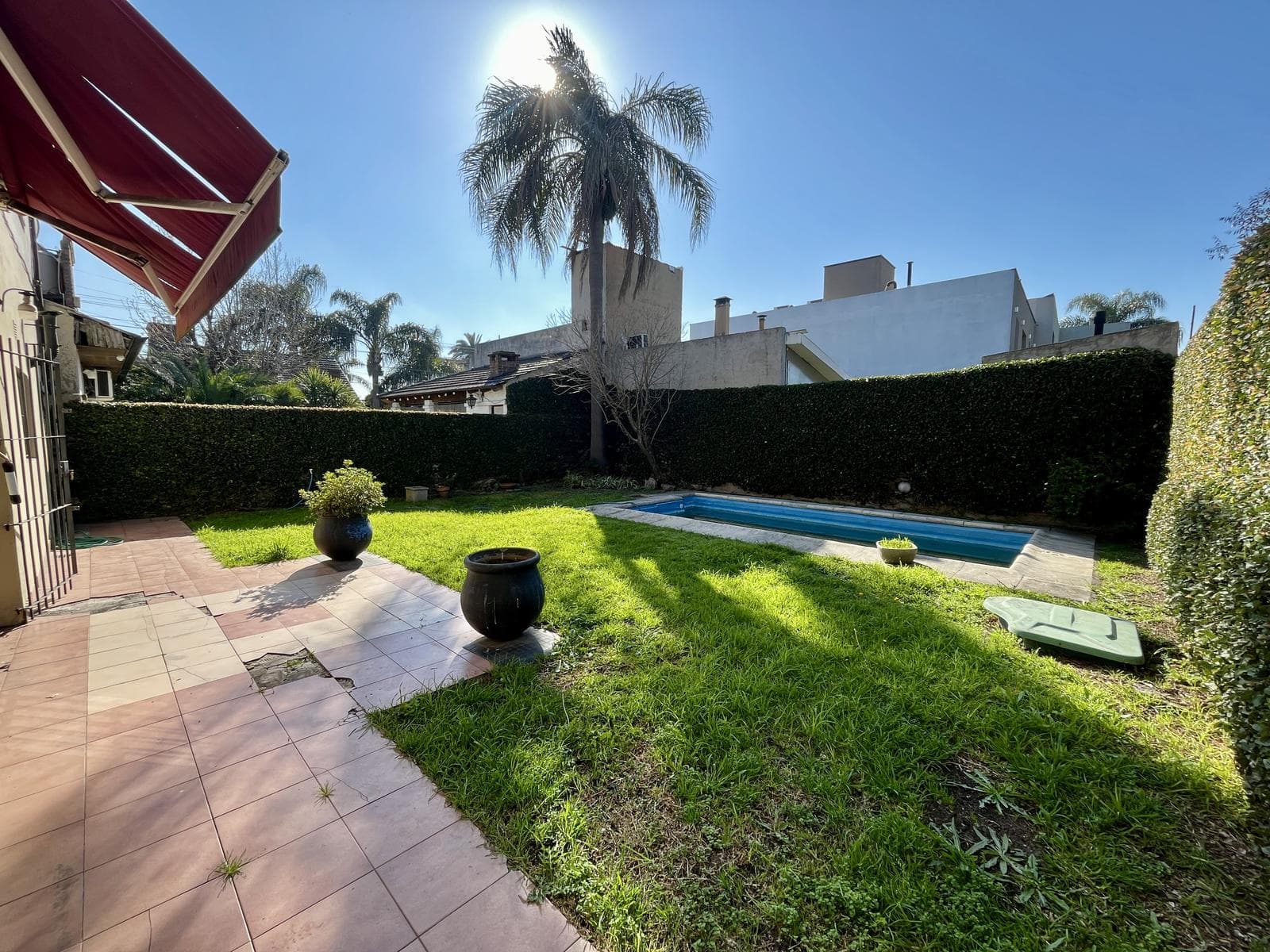 CASA VENTA 6 AMBIENTES CASTELAR NORTE JARDÍN PILETA GARAGE