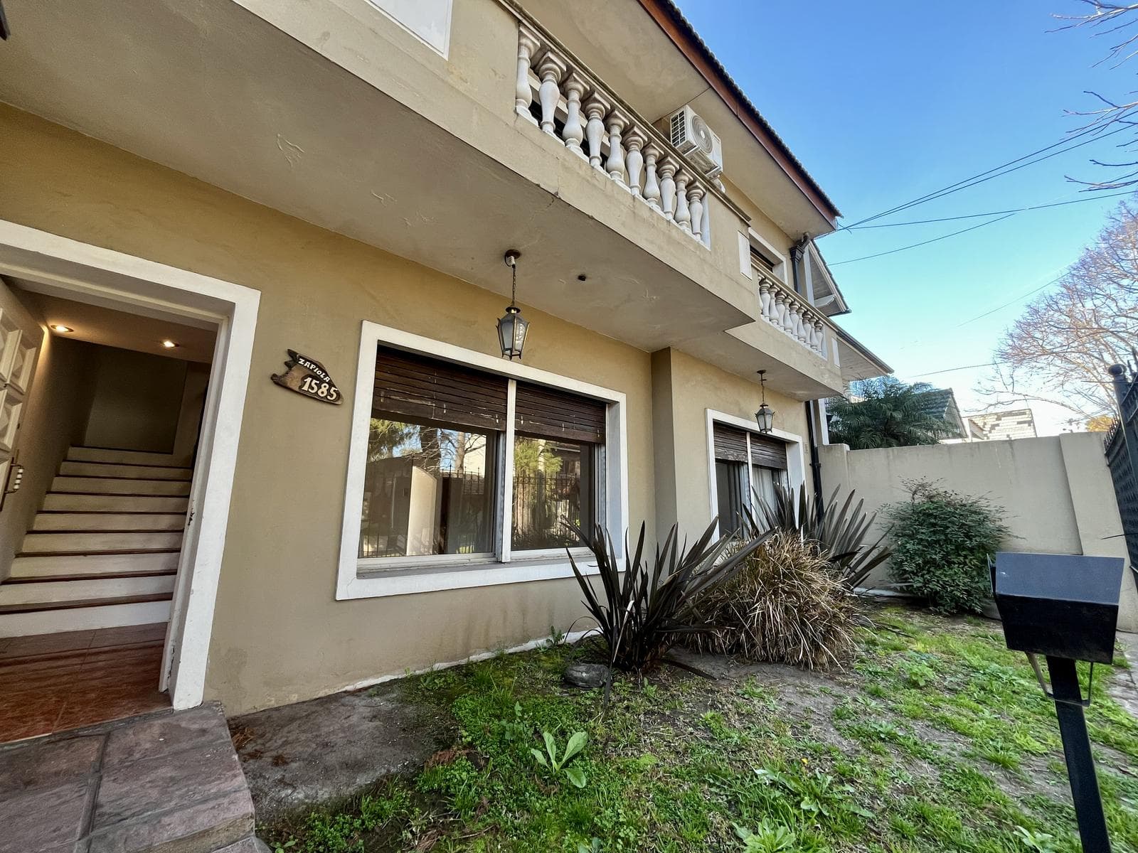 CASA VENTA 6 AMBIENTES CASTELAR NORTE JARDÍN PILETA GARAGE