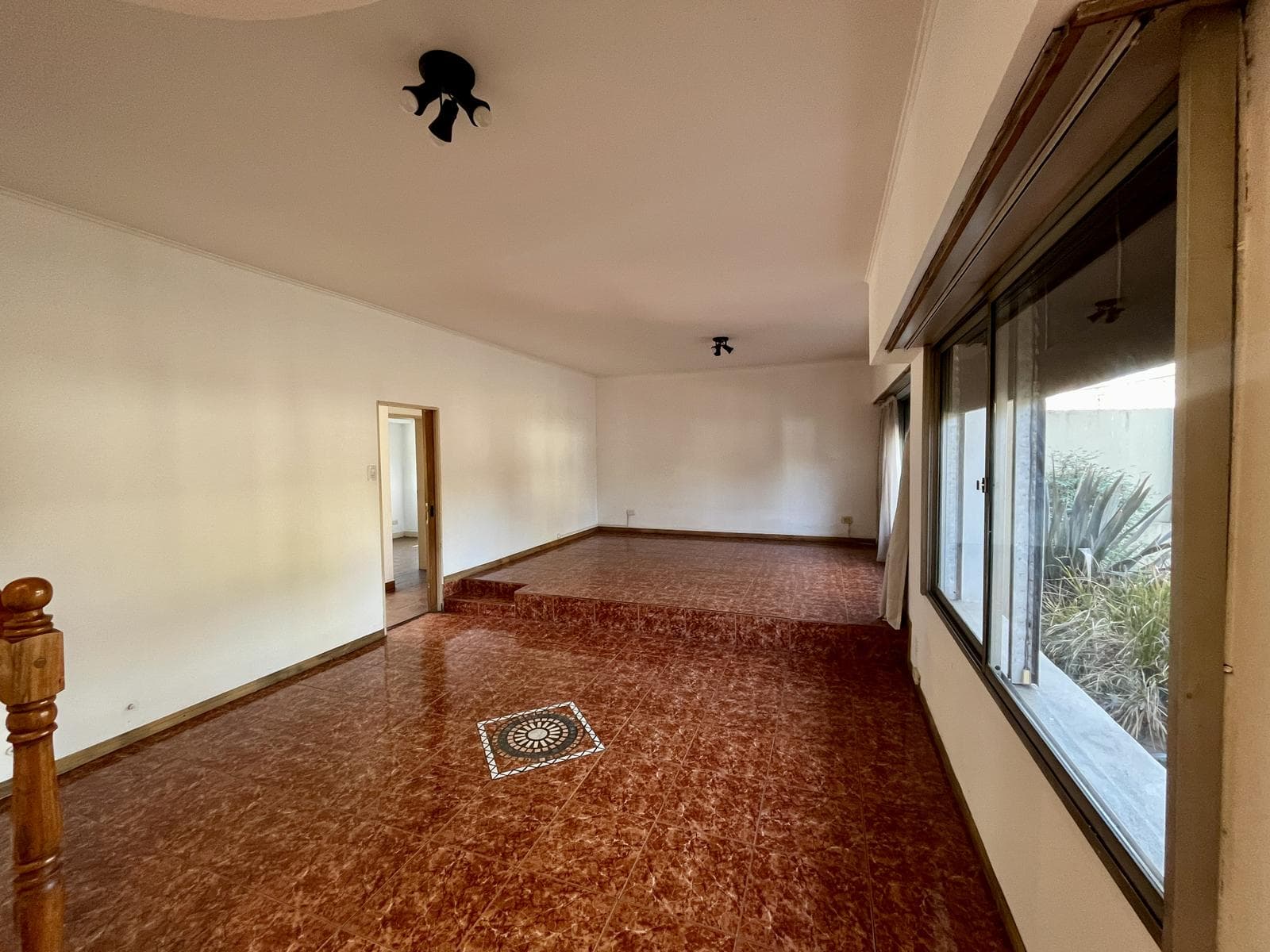 CASA VENTA 6 AMBIENTES CASTELAR NORTE JARDÍN PILETA GARAGE