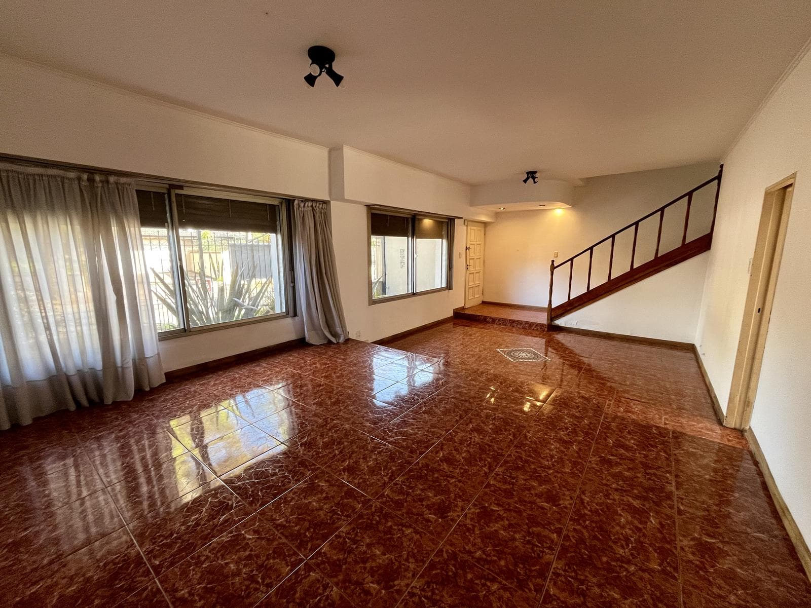 CASA VENTA 6 AMBIENTES CASTELAR NORTE JARDÍN PILETA GARAGE