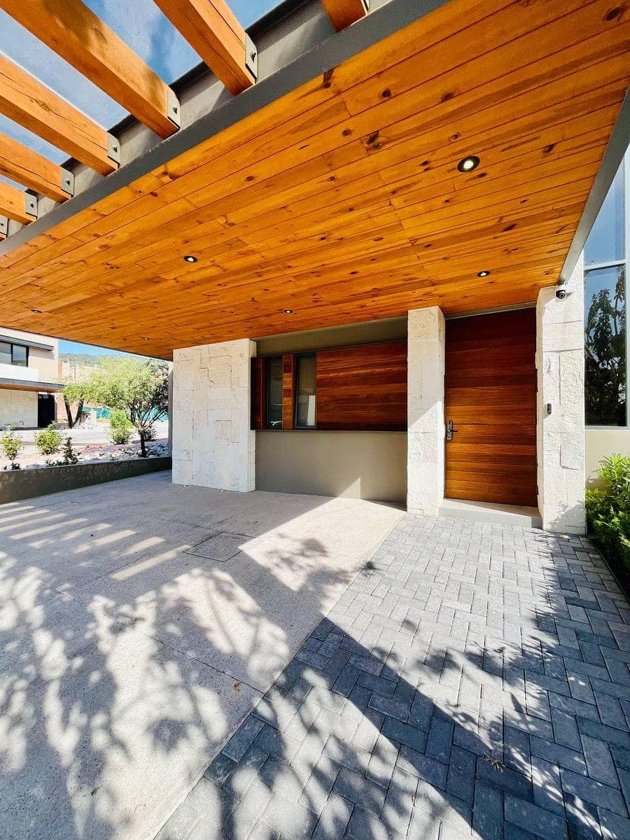 STUNNING HOME IN ALTOZANO