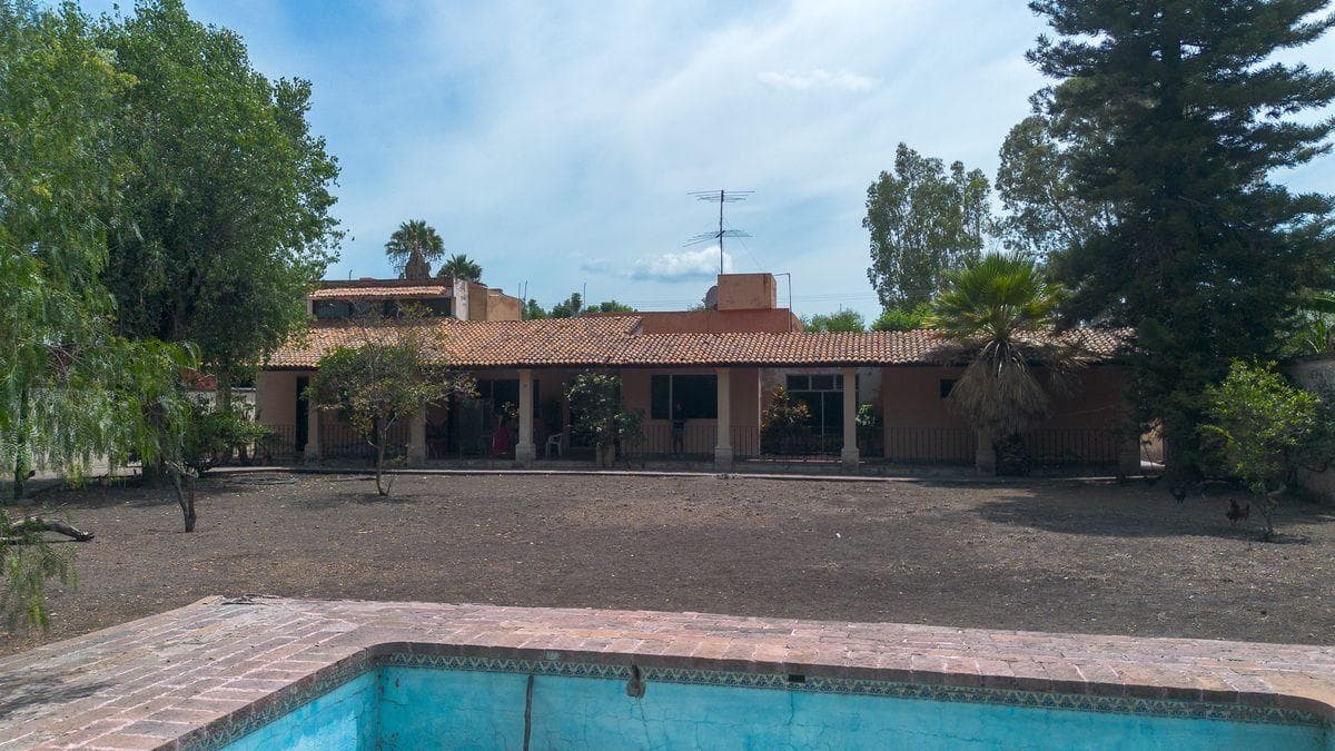 HOUSE FOR SALE IN JURICA (ROBLES)