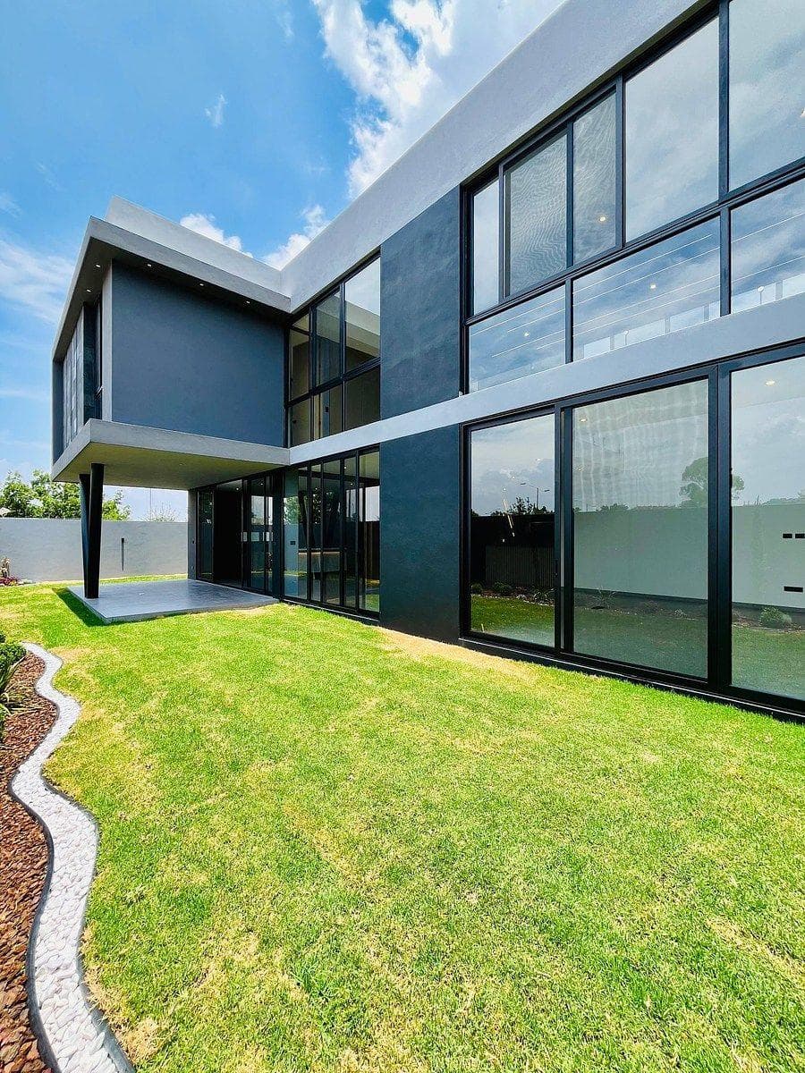 HUGE MANSION IN ALTOZANO