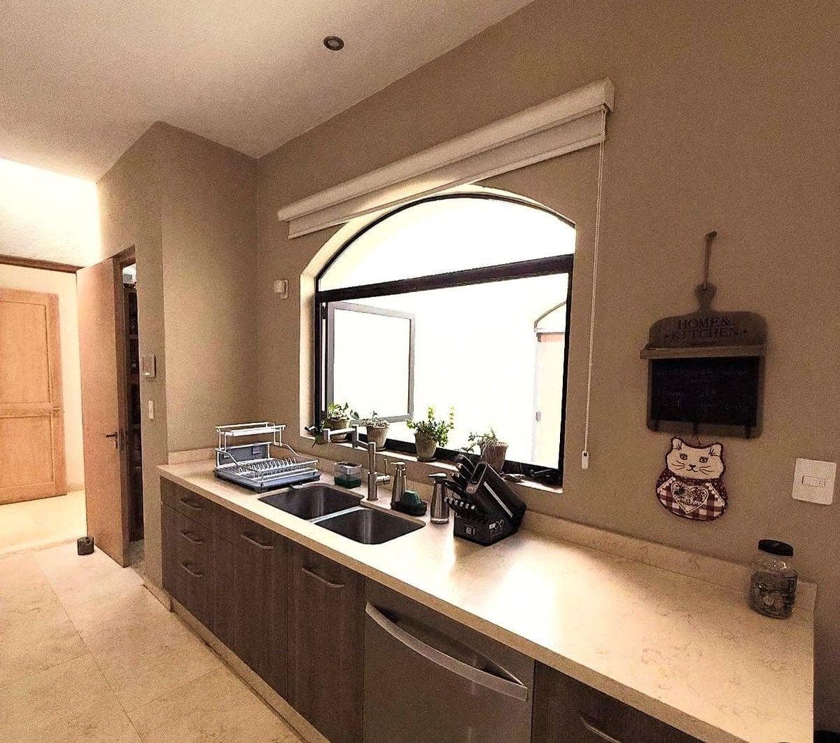 Luxury Single-Story Home with a Pool in Jurica, Querétaro