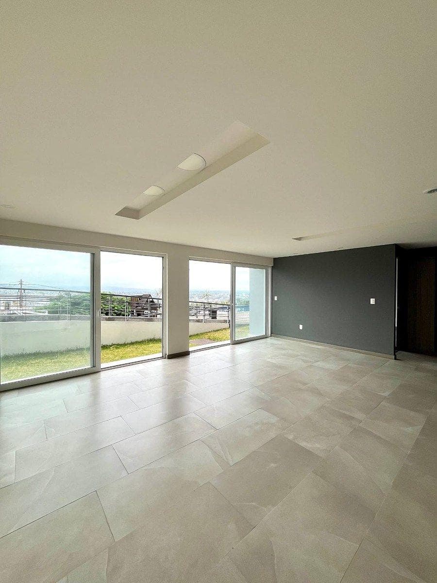Apartment for sale with a large garden